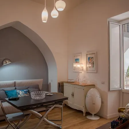 Guesthost - Dimora Del Barone 4* Salerno