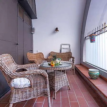 Guesthost - Dimora Del Barone 4*