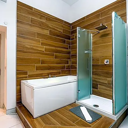 Guesthost - Dimora Del Barone 4* Salerno