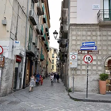 Guesthost - Dimora Del Barone Oda ve Kahvaltı Salerno