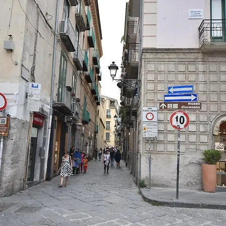 Guesthost - Dimora Del Barone 4*